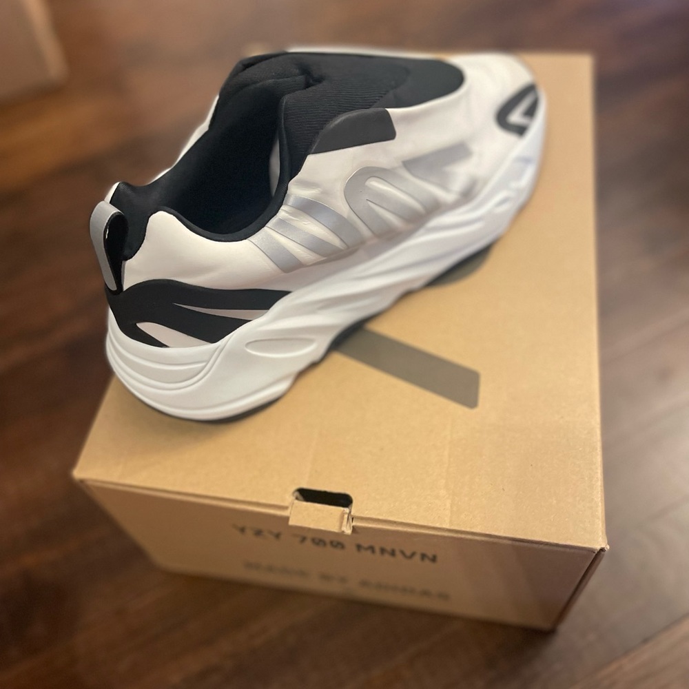 Yeezy 700 Mnvn (Analog)